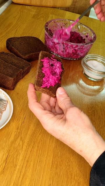 Бутерброд с о свёклой и килькой смотреть онлайн