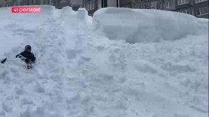 ОГРОМНУЮ СОСУЛЬКУ ОБНАРУЖИЛИ В СТОЛИЦЕ КАМЧАТКИ • БЕЗ КОММЕНТАРИЕВ