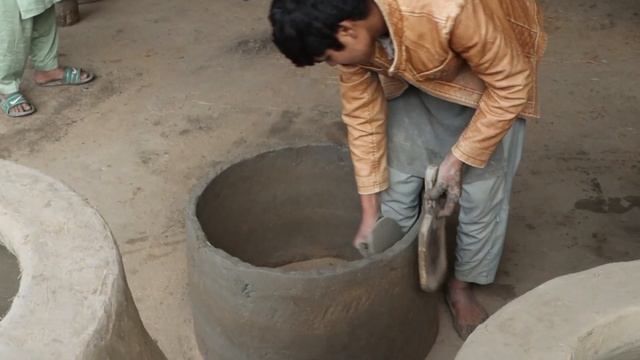 Изготовление традиционной глиняной печи тандыр. смотреть онлайн