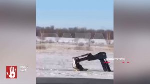 Готовили трассу к гонкам. Сразу три трактора провалились под лед на магнитогорском озере