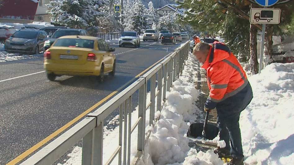 В горах Сочи продолжают расчистку снега смотреть онлайн