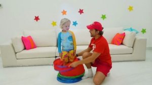 Дети учатся правилам безопасности в бассейне.