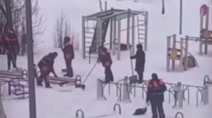 Мигранты из Индии не понимают, как убирать снег, потому что никогда его не видели ранее