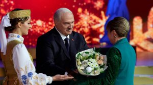 Лукашенко вручил директору МТРК «Мир» в Беларуси Ольге Шпилевской медаль Франциска Скорины