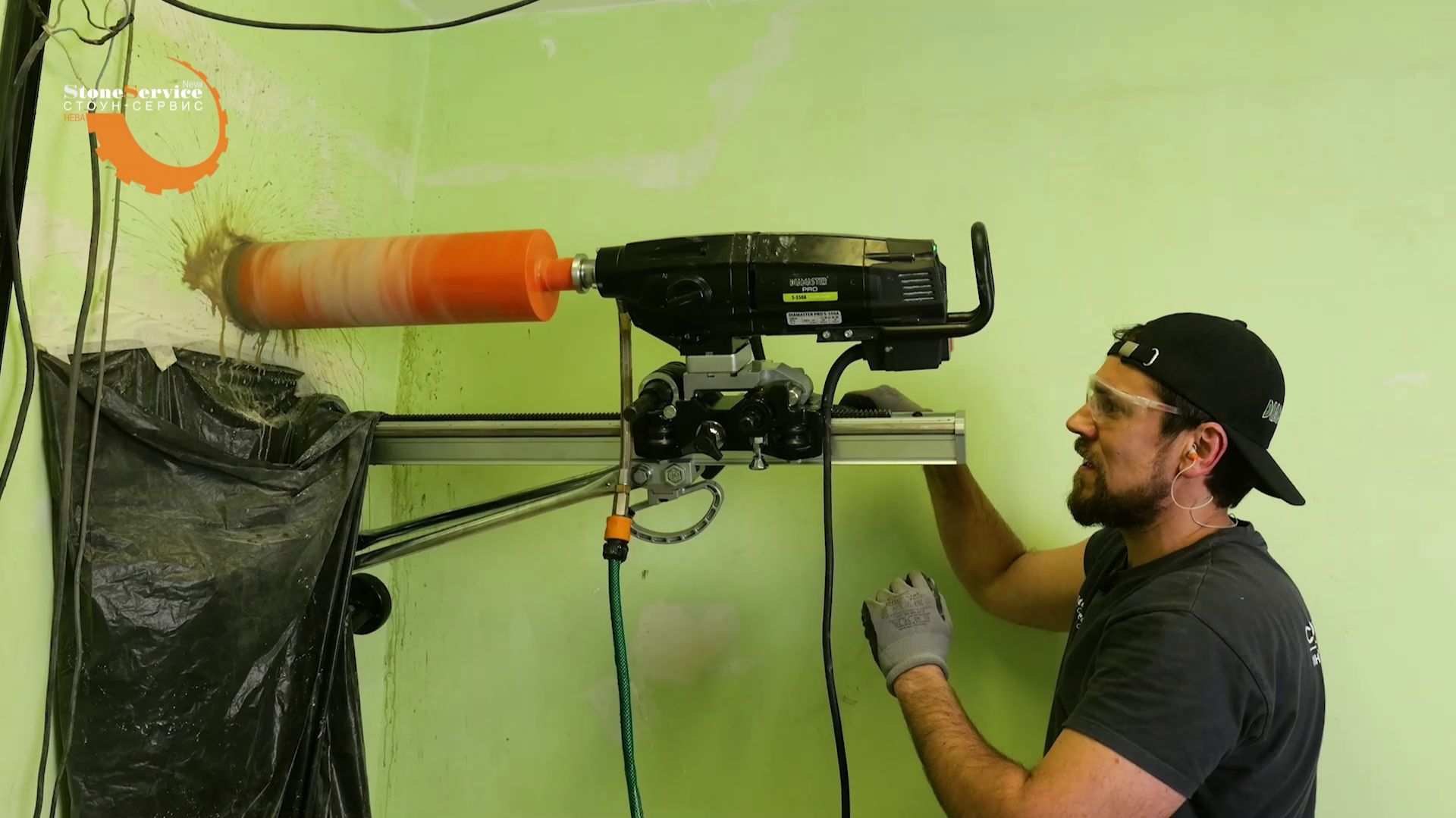 Алмазное бурение отверстий в стене c помощью установки DIAMASTER S-350A смотреть онлайн