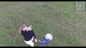 Молодая девушка на газоне.Эротика .