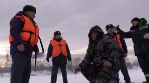 Спасатели регулярно проводят рейды на замерзших водоемах.