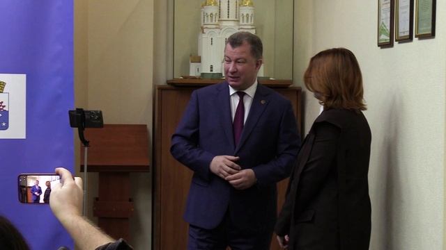 Ученица шк. №1 получила подарок от министра образования Свердл. обл. Светланы Тренихиной смотреть онлайн