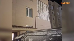 Обшивка зданий слетает, дорожные знаки ломаются, машины застревают. В Магадане снова бушует циклон.