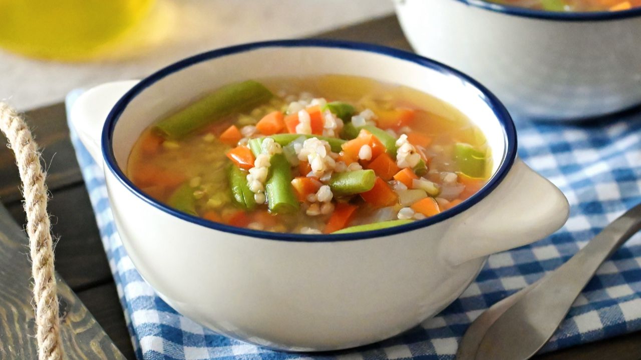 Суп с зелёной гречкой и овощами — лёгкое, полезное блюдо без мяса для здорового питания смотреть онлайн