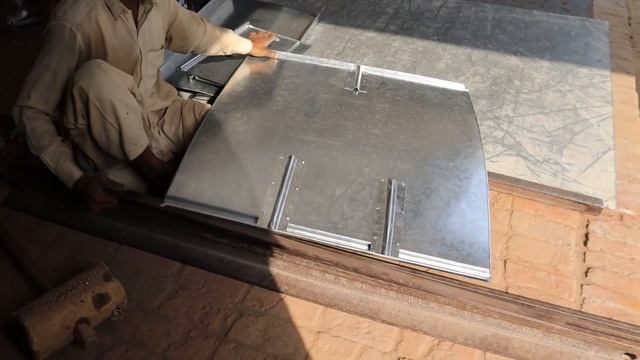 Талантливый мастер изготавливает металлические сундуки смотреть онлайн