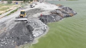 Оператор, обладающий фантастическими навыками работы на проекте, толкает бульдозером SHANTUI каменну