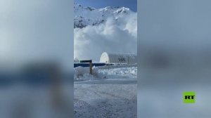 رصد انهيار جليدي هائل بالقرب من جبل إلبروس في شمال القوقاز الروسي