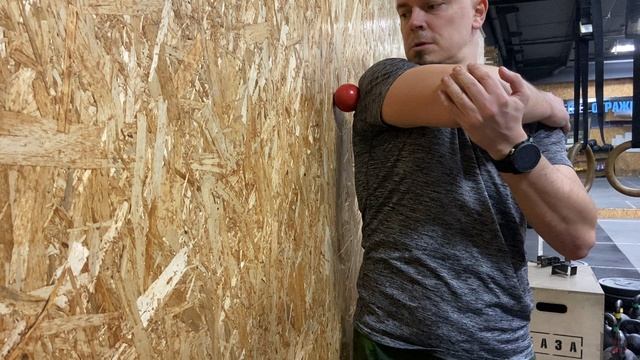 МФР задней части плеча / Massage Ball Back of Shoulder Release смотреть онлайн