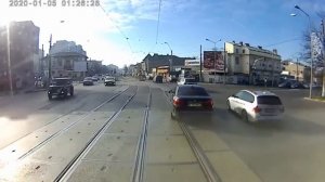 Машинист трамвая проучил автохама, вставшего на рельсы