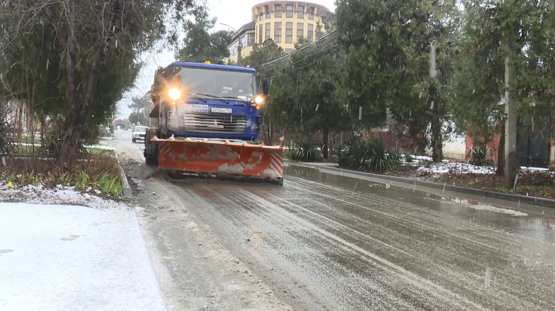 Спецтехника МБУ «Благоустройство» работает на дорогах города, устраняя последствия снегопада смотреть онлайн
