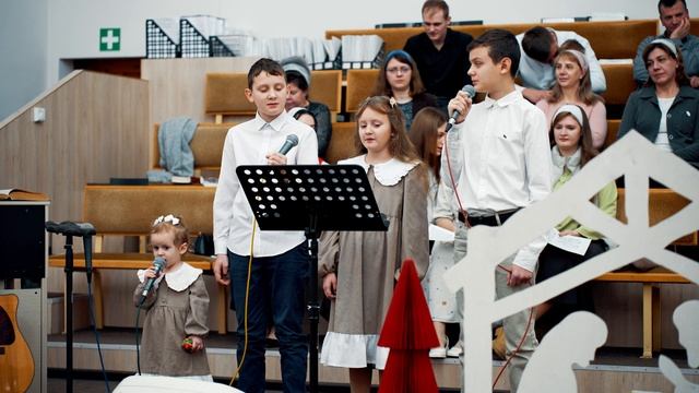 Семья Еропкиных - "Ночь спускается на землю" | Христианские песни (25 Декабря) смотреть онлайн