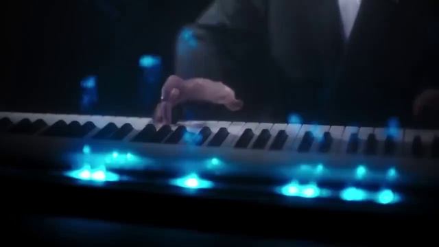 Посмотрите, как выглядит игра на по-настоящему «магическом» пианино без использования графики и ИИ смотреть онлайн