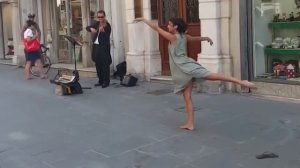 Балерина из Палестины не устояла перед мелодией уличного музыканта в Италии