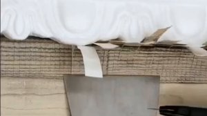 Поклейка обоев под фигурные потолочные плинтуса. Берем идею на заметку!  Оставь реакцию 👍  ❤️👍💬↩️