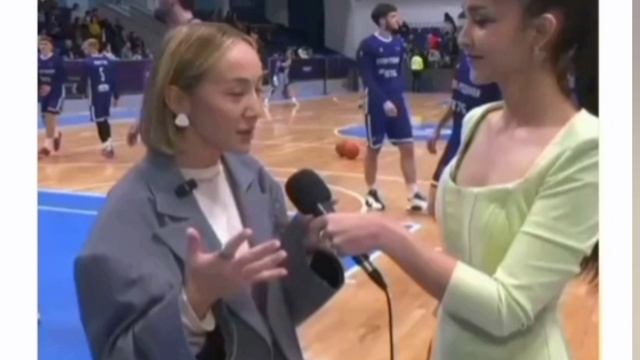 Баскетболист влетел в девушек на площадке и , как кегли в боулинге , разбросал их. смотреть онлайн