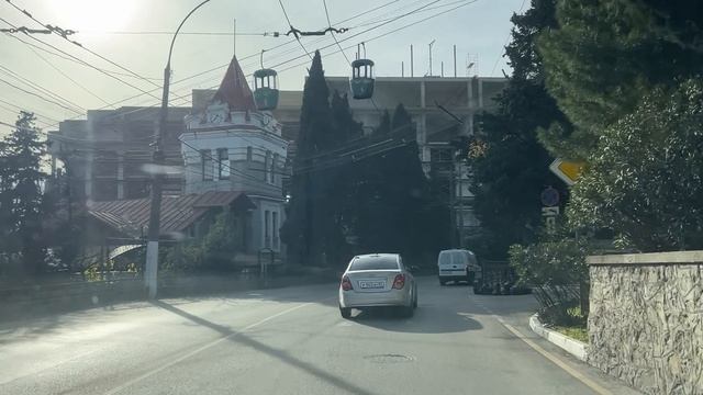 Ялта. По ул. Садовой от ост."Садовая", до перекрестка с улицей Кирова. 18.12.25. Крым. Crimea. Yalta смотреть онлайн