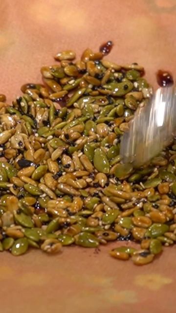 Зелёный салат с маринованными огурцами и семечками в соевой глазури смотреть онлайн