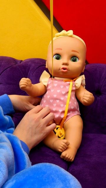 Играем в дочки-матери с BE LOVED BABIES! Кукла-пупс Габи плачет 😢 — давай потискаем её щёчки! 🤗💞 смотреть онлайн