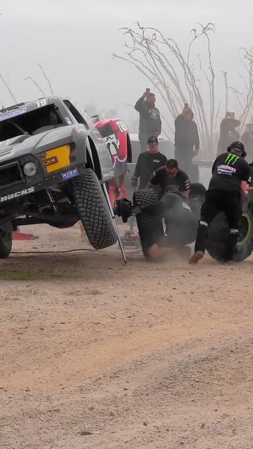 Пит стоп на гонке Baja 250 смотреть онлайн