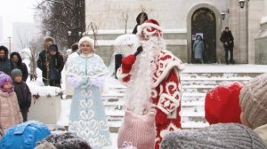 Веселые хороводы с Дедом Морозом и Снегурочкой вокруг елки не оставили равнодушными детей и взрослых