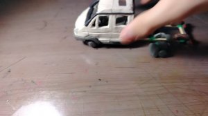 Слепил газель из пластилина