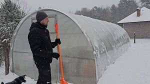 Один в лесу. Циклон принес снегопад. Хутор завален снегом