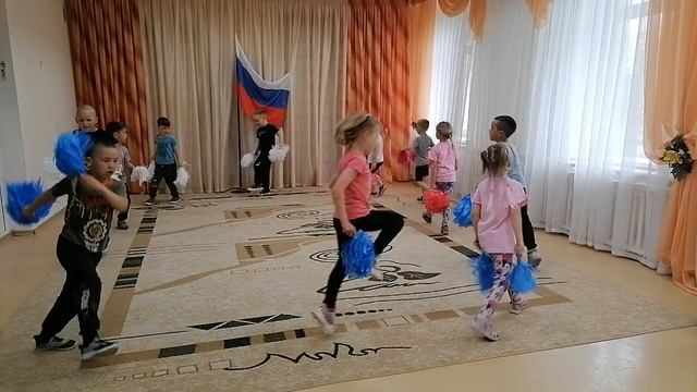 Флешмоб, посвящённый Дню Флага России. Старшая группа. смотреть онлайн