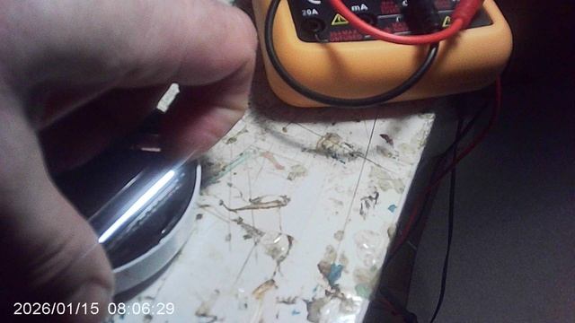 Извлечение батареек ААА из светодиодного фонарика смотреть онлайн