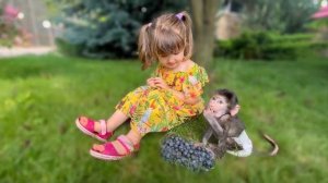 Люся забирает у Ангелины ВСЮ ГОЛУБИКУ, просто раскидывая её по полянке)