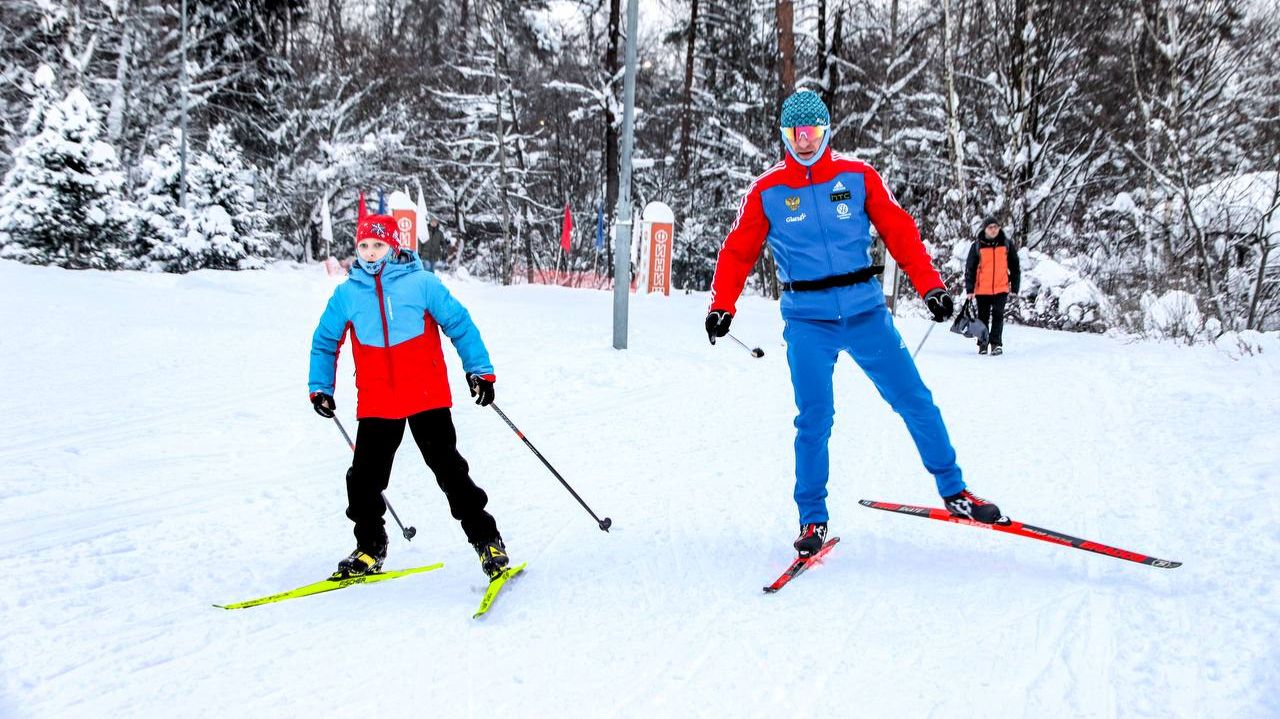 (12+) Все на лыжи! Трассу в лесопарке продлили в два раза смотреть онлайн