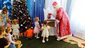 Югорский Дед Мороз вручил почти 6 тысяч подарков детям Донбасса