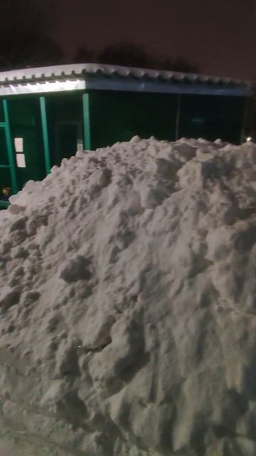 приют завалило снегом❄️побывали в горах не выходя с работыснег чистят-чистят техника не справляется смотреть онлайн