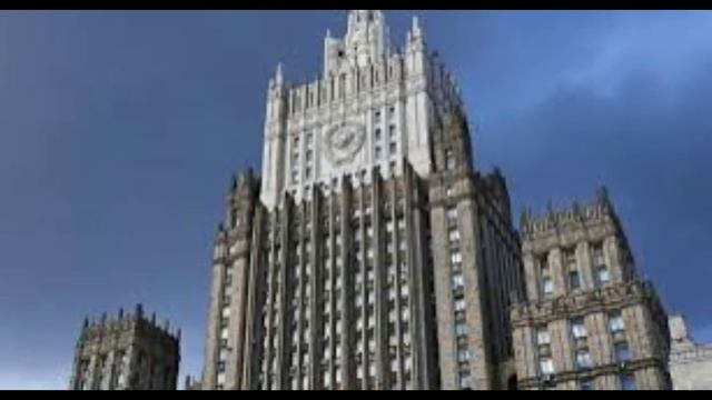 Протестующие заблокировали машину британского дипломата у здания МИД в Москве