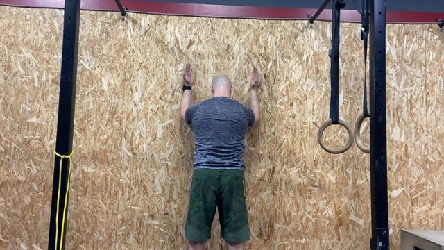 Сгибание плеча стоя у стены / Wall Slides смотреть онлайн
