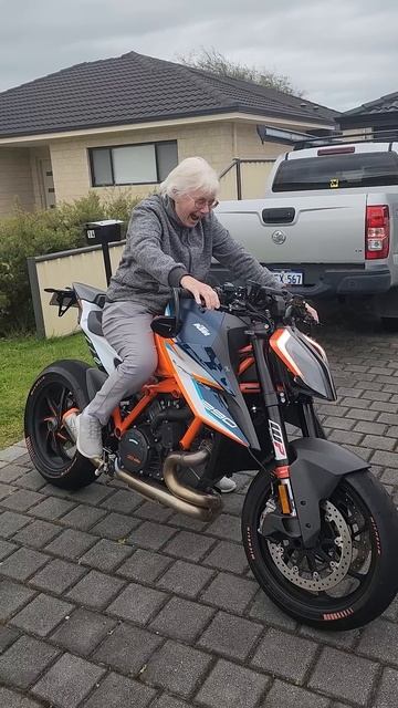 Бабушка и KTM 1290 super duke rr смотреть онлайн