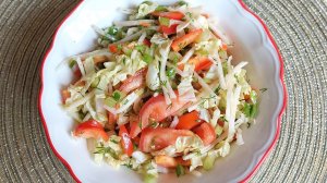 Свежий салат на зимний лад. Сочно, ароматно, быстро.