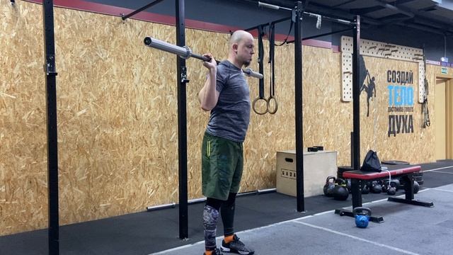 Растяжка плеч со штангой на спине / Back Rack Front Rack Stretch смотреть онлайн