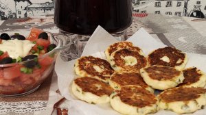 Эти Сырники не развалятся, с зелёным луком и солью.