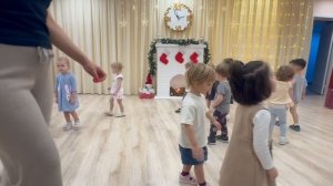 Музыкальный досуг «Прощание с елочкой» в группе «Конфетки»