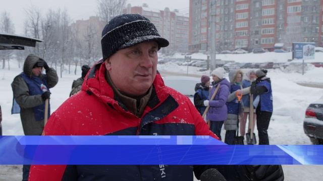 В Смоленске активисты партии "Единая Россия" вышли на уборку снега. смотреть онлайн