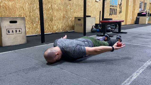 Плавец с мячом лежа на полу / Prone Swimmer With Ball смотреть онлайн