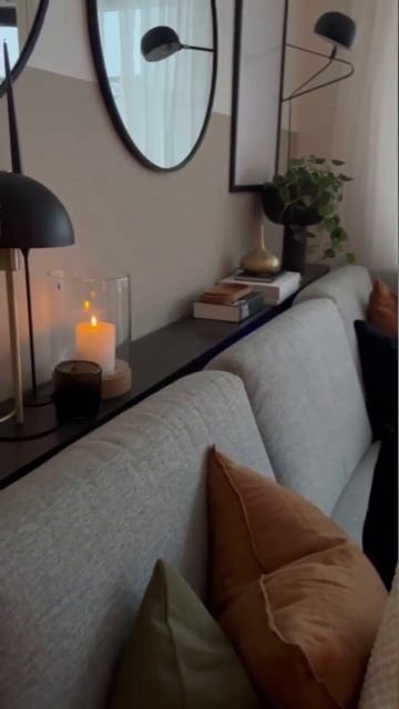 Используем пространство за диваном 🛋  Компактная полочка очень удобна и выглядит эстетично красив