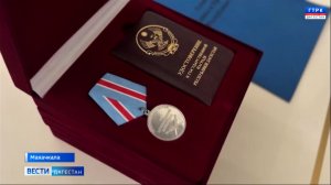 Сергей Меликов передал медали "за проявленное мужество"