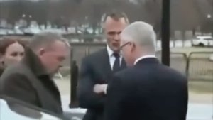 Главы МИД Гренландии и Дании нервно курять в сторонке —после встречи с Рубио